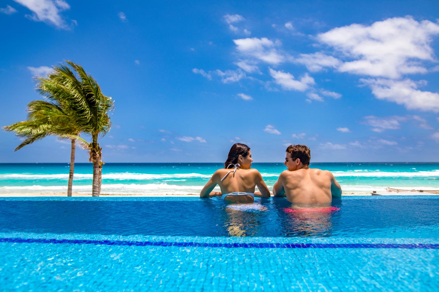 Suíte Júnior Infinity à Beira-mar com 1 Cama King-size e Acesso Direto à Piscina